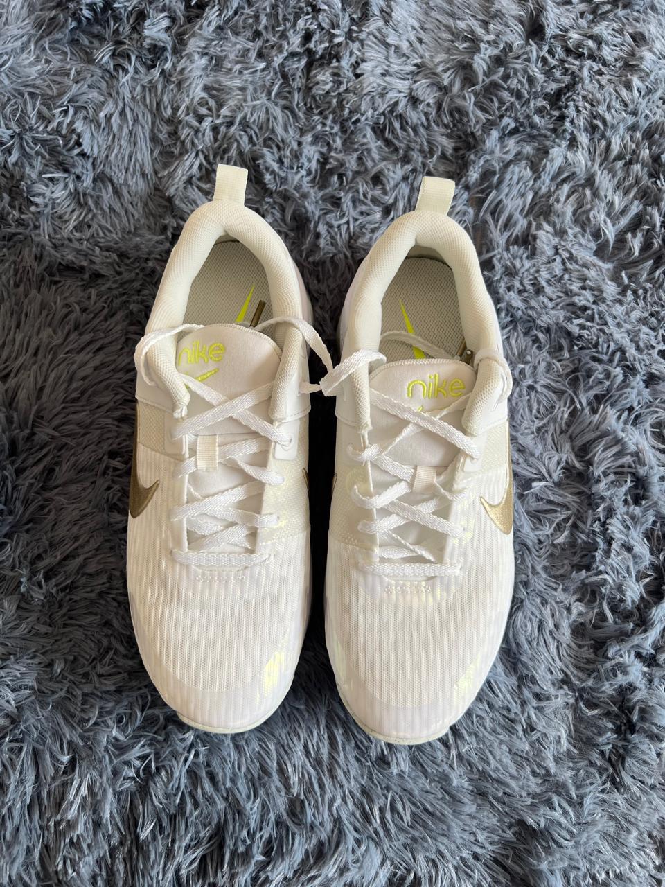 Tenis Deportivos Nike Air Cushion Beige & Gold – Edición Lifestyle Premium