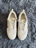 Tenis Deportivos Nike Air Cushion Beige & Gold – Edición Lifestyle Premium