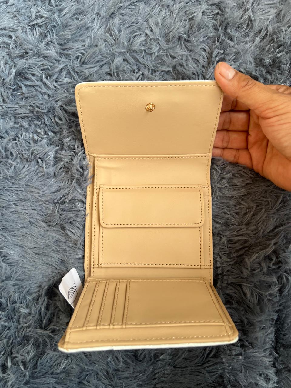 Cartera Compacta Dama GUESS® Logo Monogram Blanca