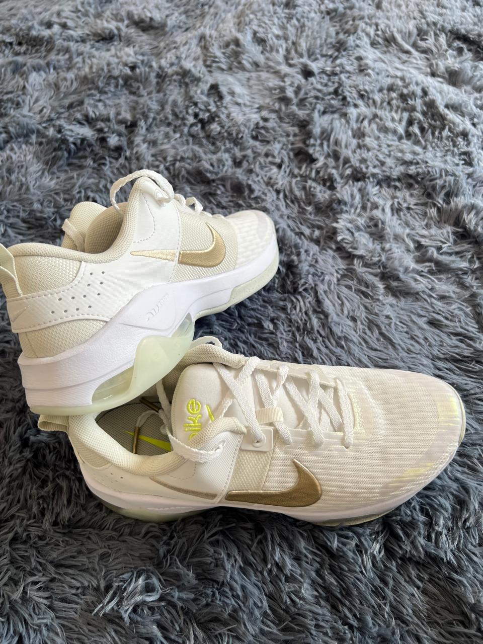 Tenis Deportivos Nike Air Cushion Beige & Gold – Edición Lifestyle Premium