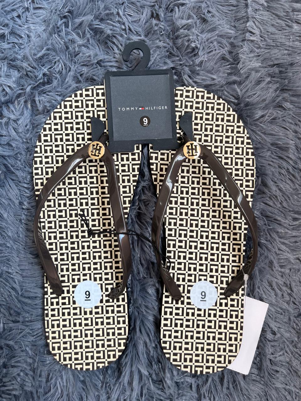 Sandalias Tommy Hilfiger Monogram Café – Mujer | Estampado Premium