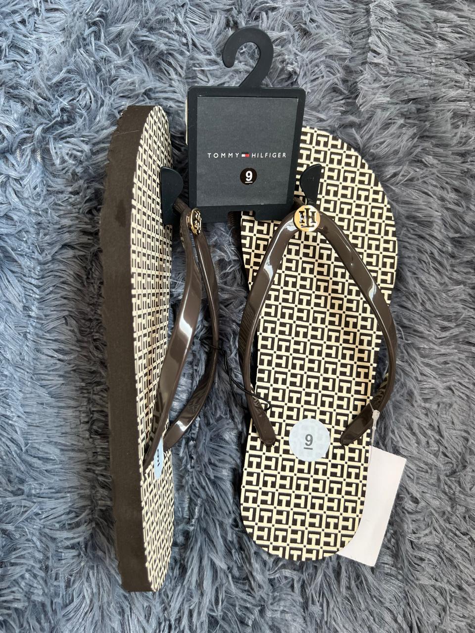 Sandalias Tommy Hilfiger Monogram Café – Mujer | Estampado Premium