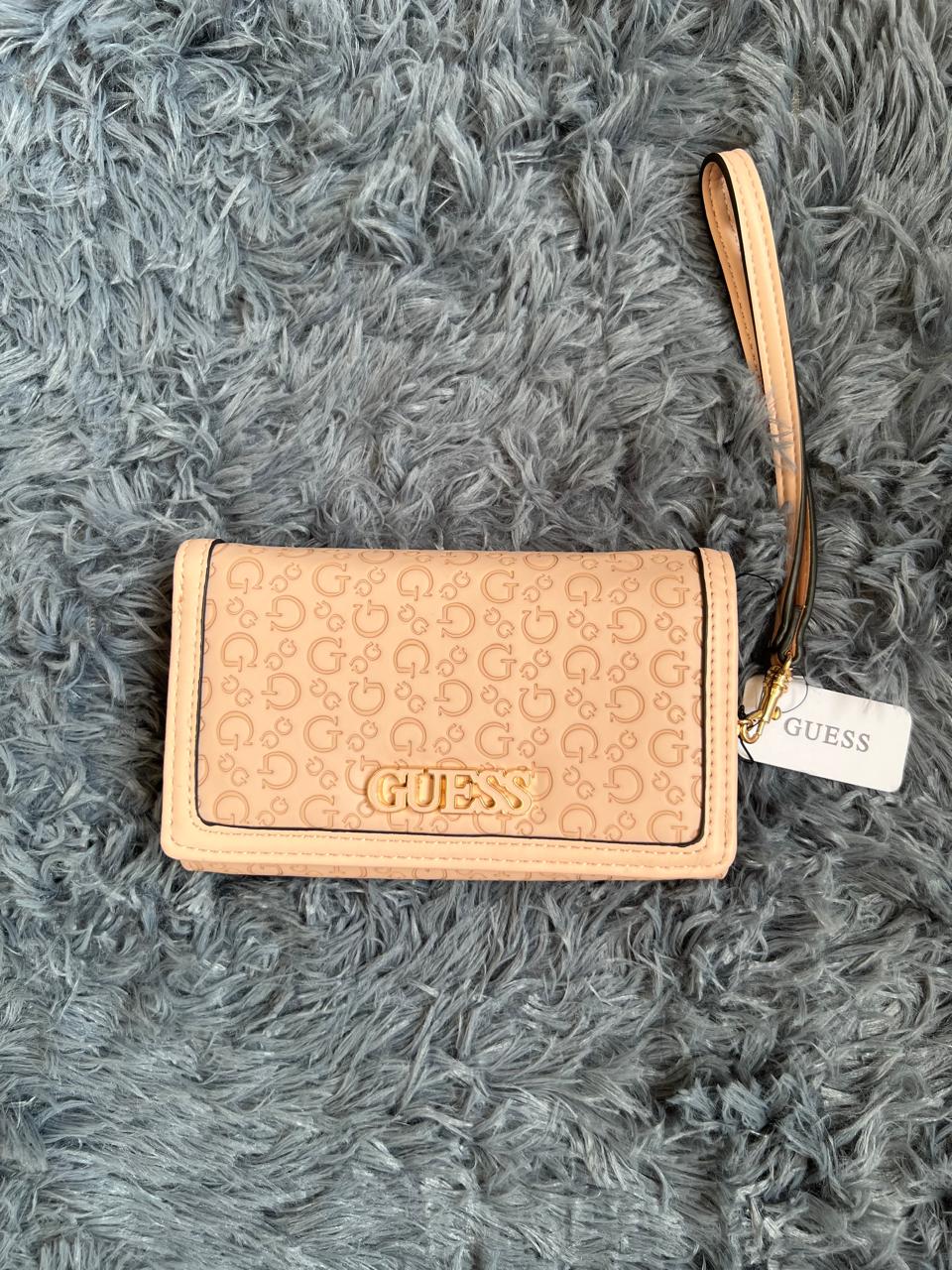 Cartera Guess beige monogram con muñequera