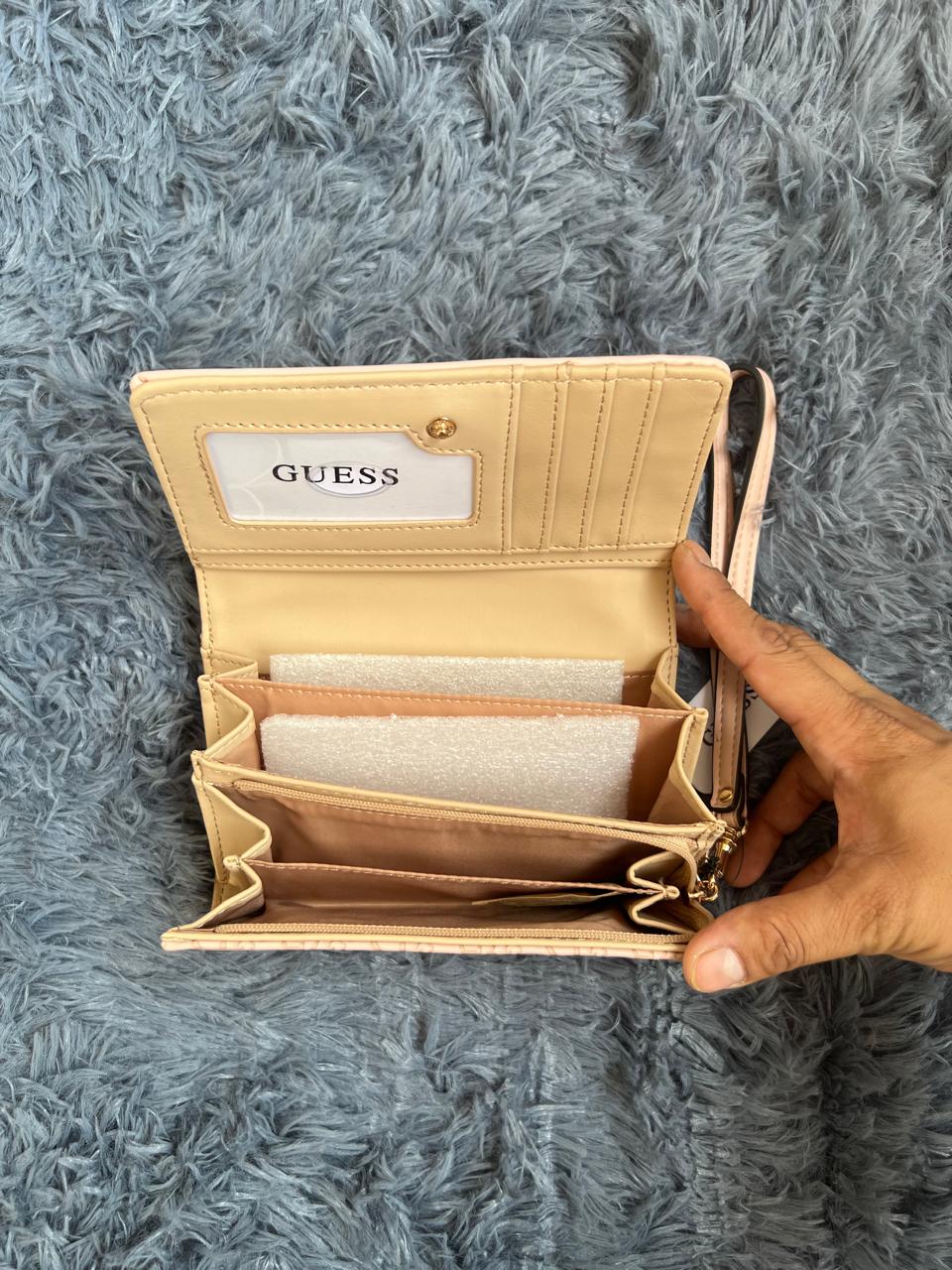Cartera Guess beige monogram con muñequera