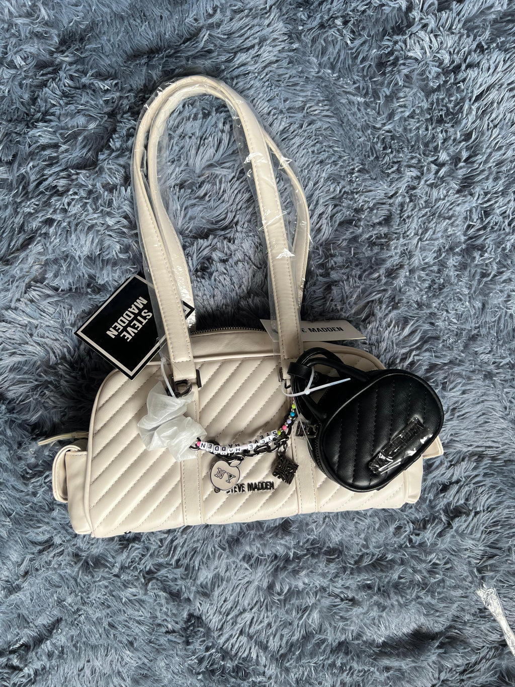 Bolsa Steve Madden Original Acolchada Beige con Charm y Monedero