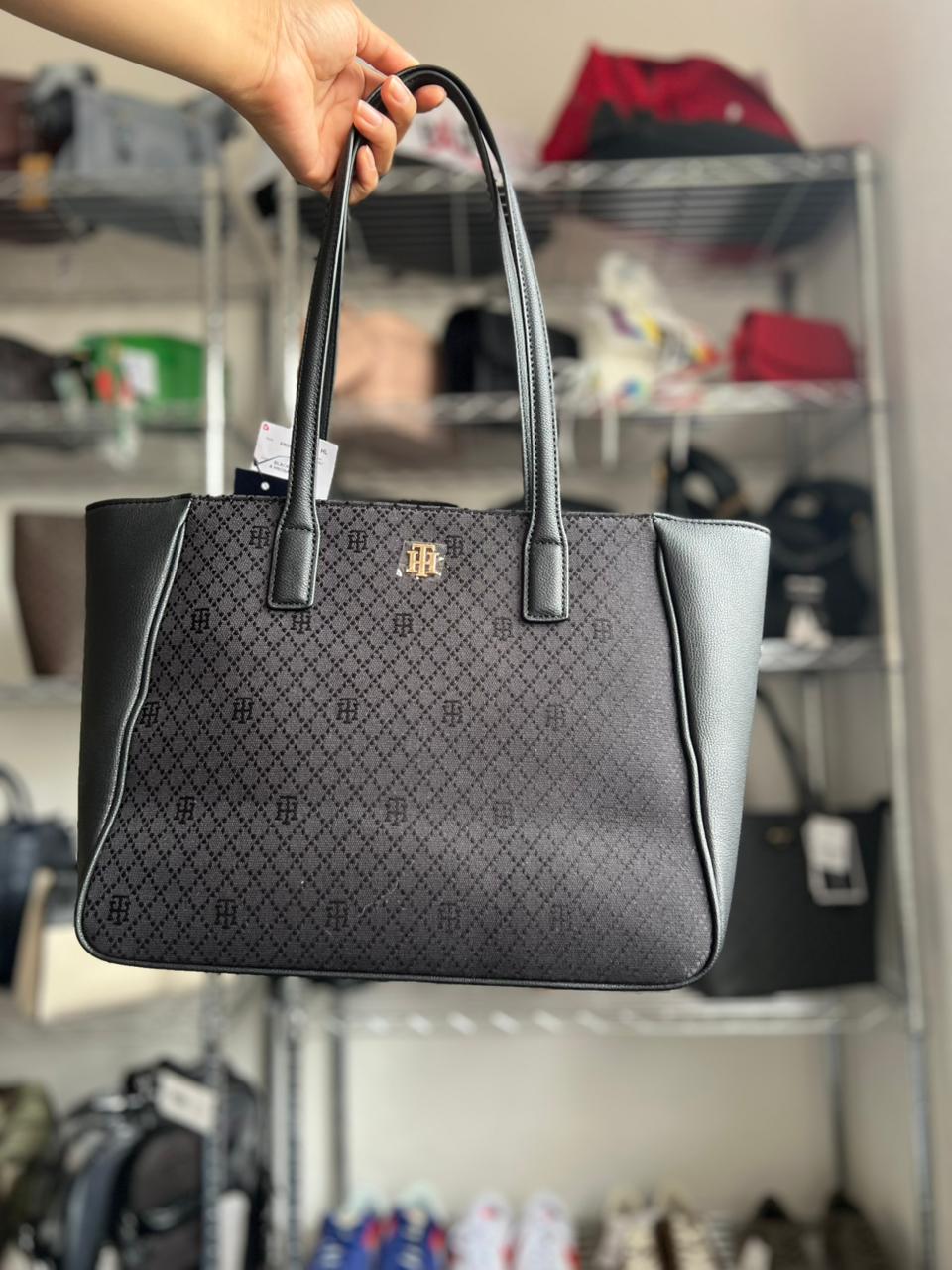 Bolsa Tommy Hilfiger Tote Negra Monograma – Elegante, Amplia y Atemporal