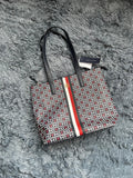 Bolsa Tommy Hilfiger Tote Monograma Negro con Franja Tricolor – Elegante & Ejecutiva