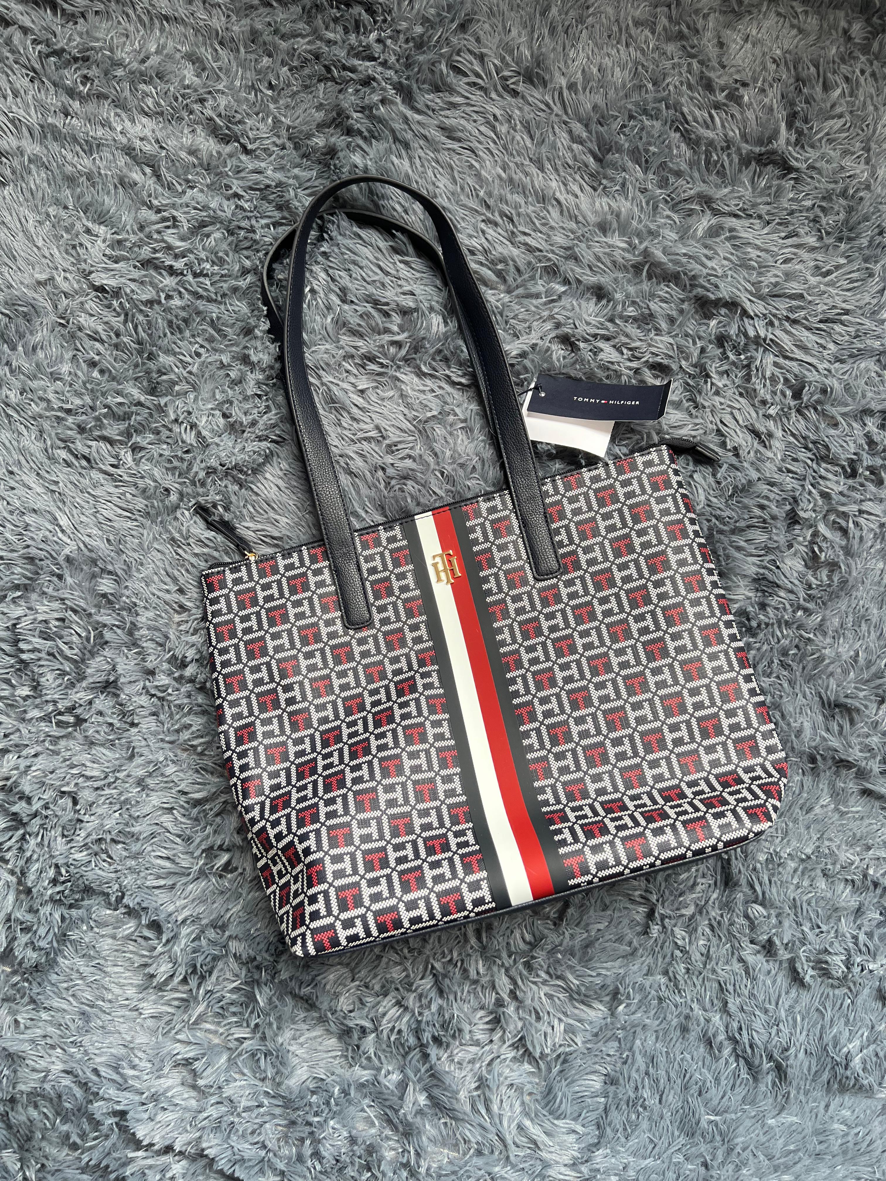 Bolsa Tommy Hilfiger Tote Monograma Negro con Franja Tricolor – Elegante & Ejecutiva
