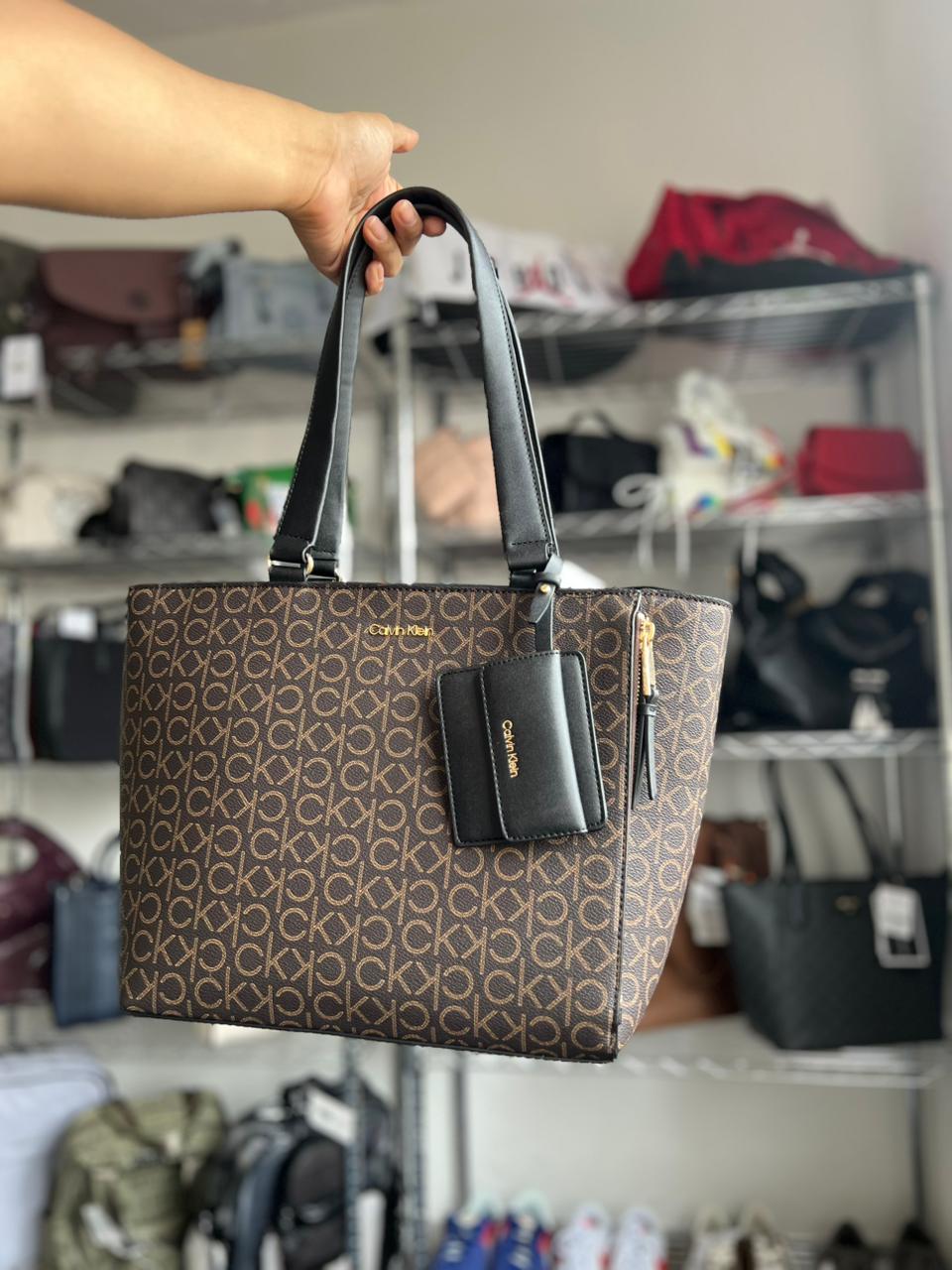 Bolsa Calvin Klein Original Tote Café Monograma CK – Grande, Elegante y Ejecutiva