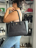 Bolsa Tommy Hilfiger Tote Negra Monograma – Elegante, Amplia y Atemporal