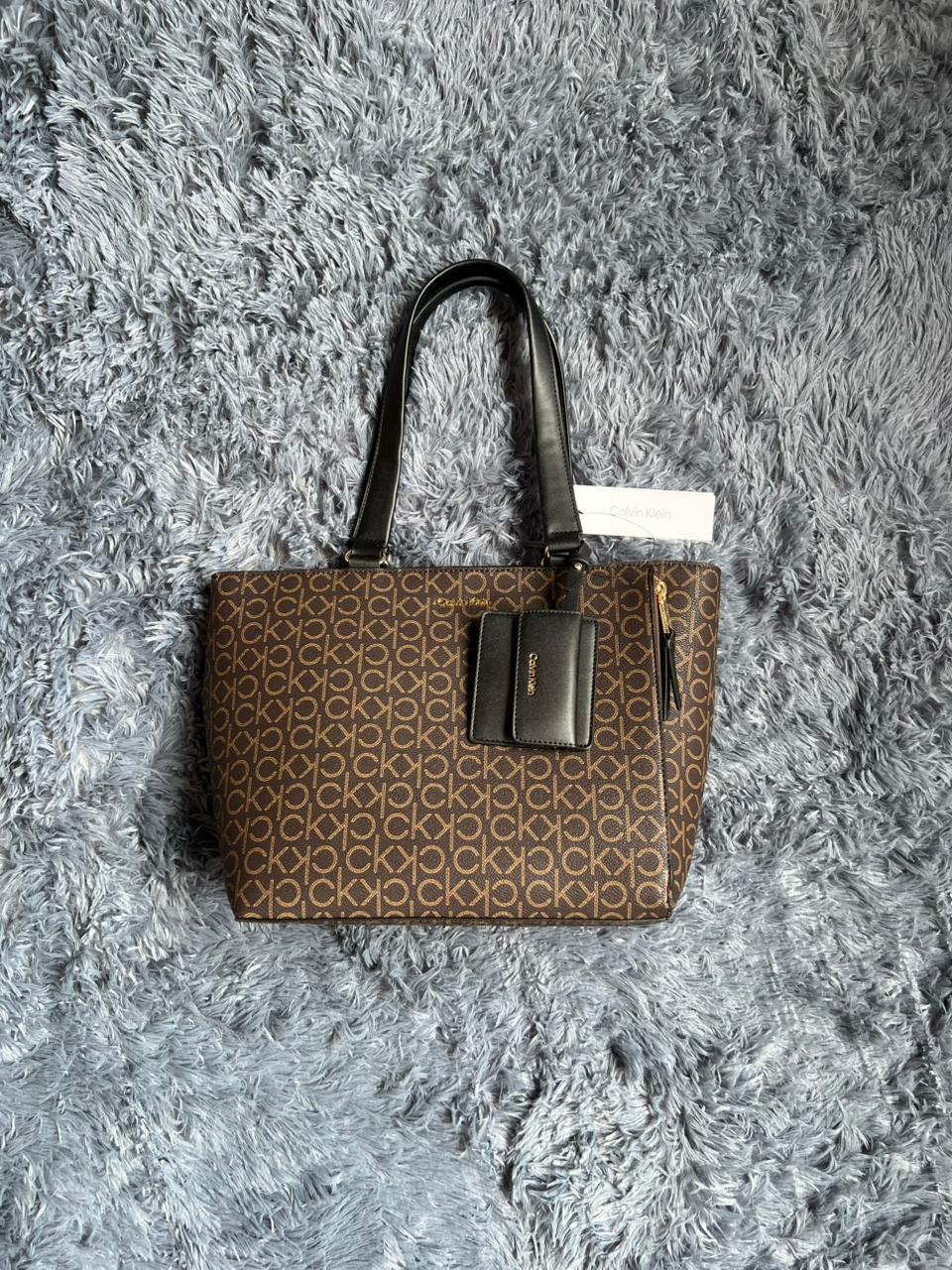 Bolsa Calvin Klein Original Tote Café Monograma CK – Grande, Elegante y Ejecutiva