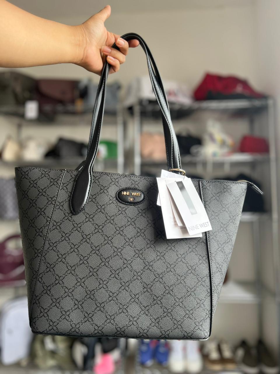 Bolsa Nine West Original Tote Gris Monograma con Tarjetero – Elegante y Ligera