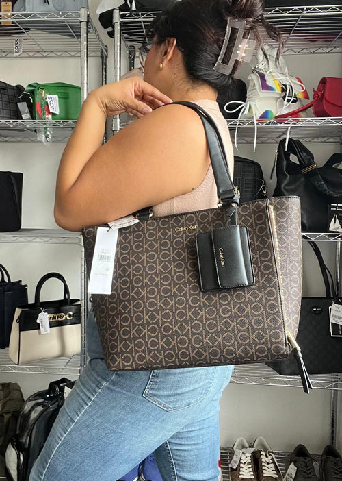 Bolsa Calvin Klein Original Tote Café Monograma CK – Grande, Elegante y Ejecutiva