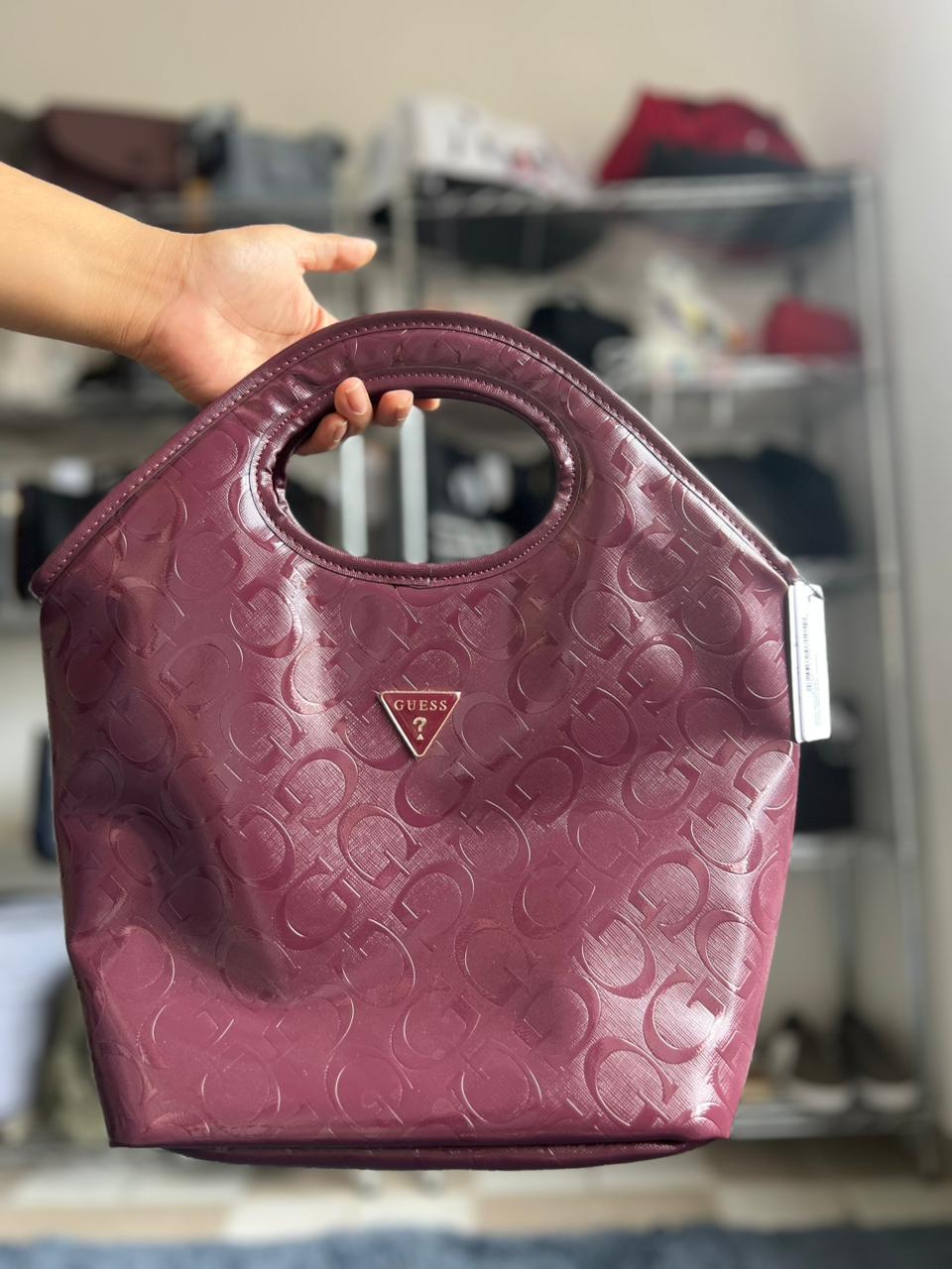 Bolsa Guess Vino Borgoña Monograma Brillante – Diseño Moderno Tipo Handbag
