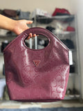 Bolsa Guess Vino Borgoña Monograma Brillante – Diseño Moderno Tipo Handbag