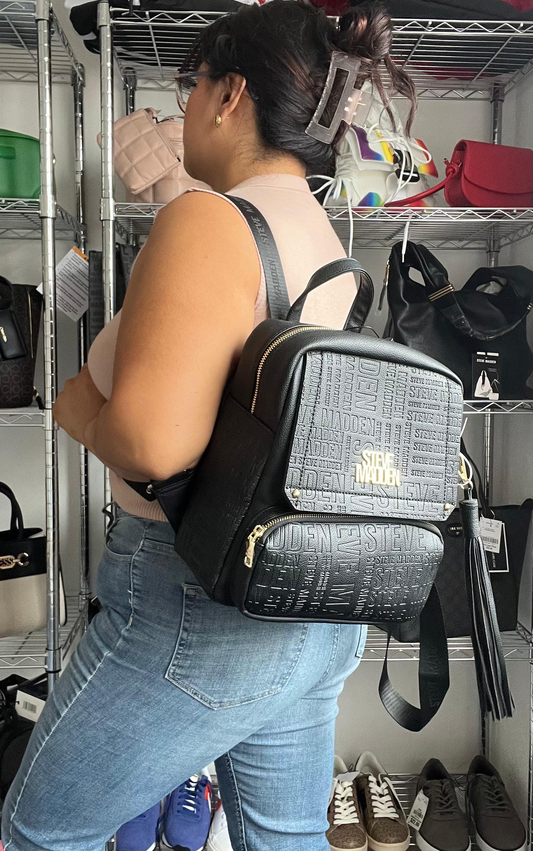 Mochila Steve Madden Original Negra Mini Backpack Monograma – Urbana, Compacta y Moderna