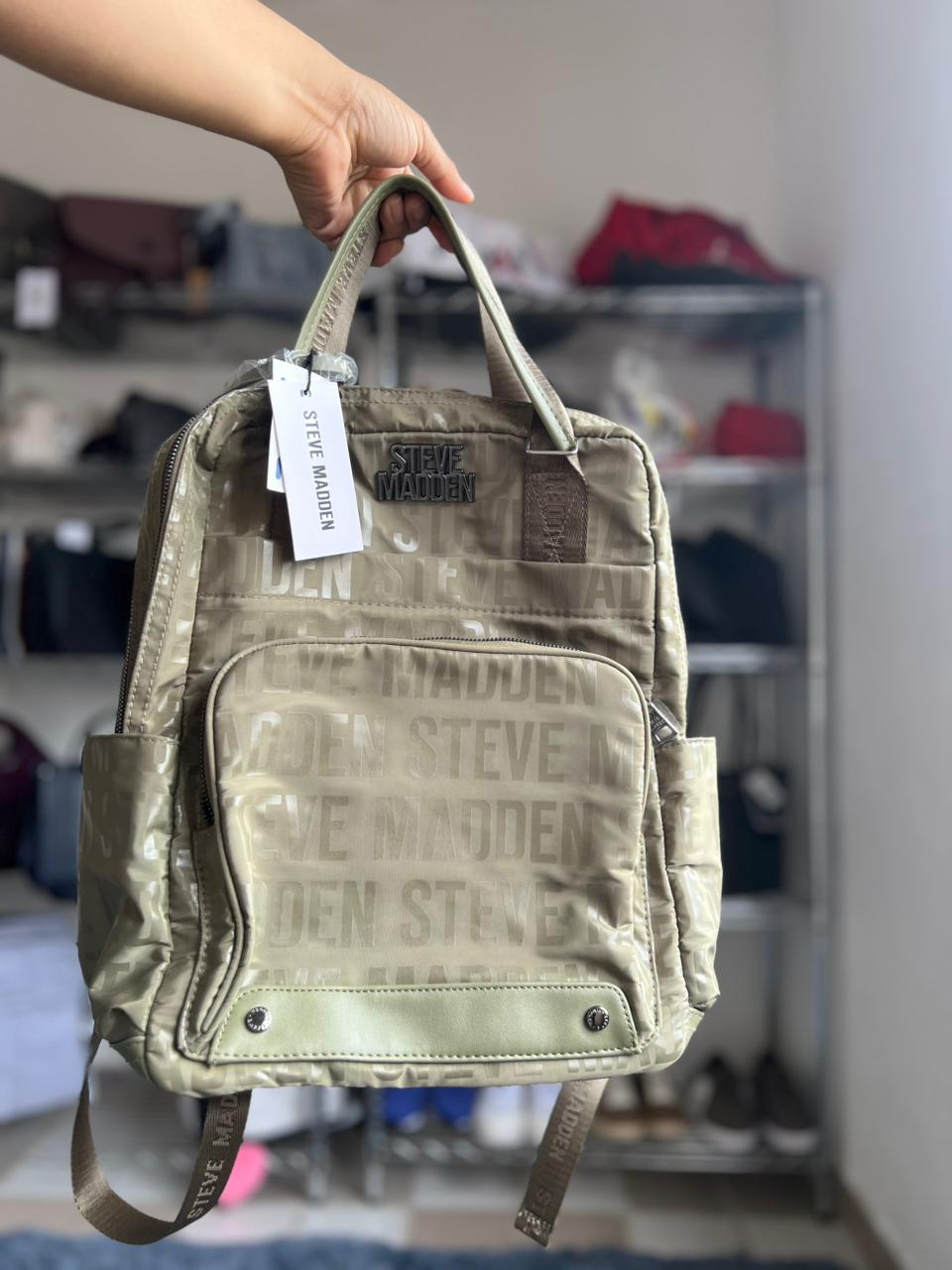 Mochila Steve Madden Original Verde Monograma Ligera con Monedero – Casual, Urbana y Funcional
