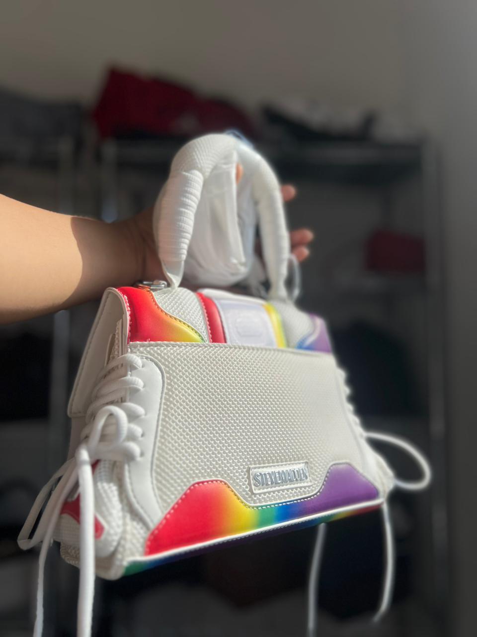 Bolsa Steve Madden Original Mini Handbag Blanca con Detalles Rainbow – Diseño Urbano Fashion