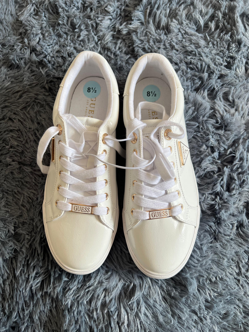 Tenis GUESS Blancos Mujer con Detalles Dorados – Casual Chic