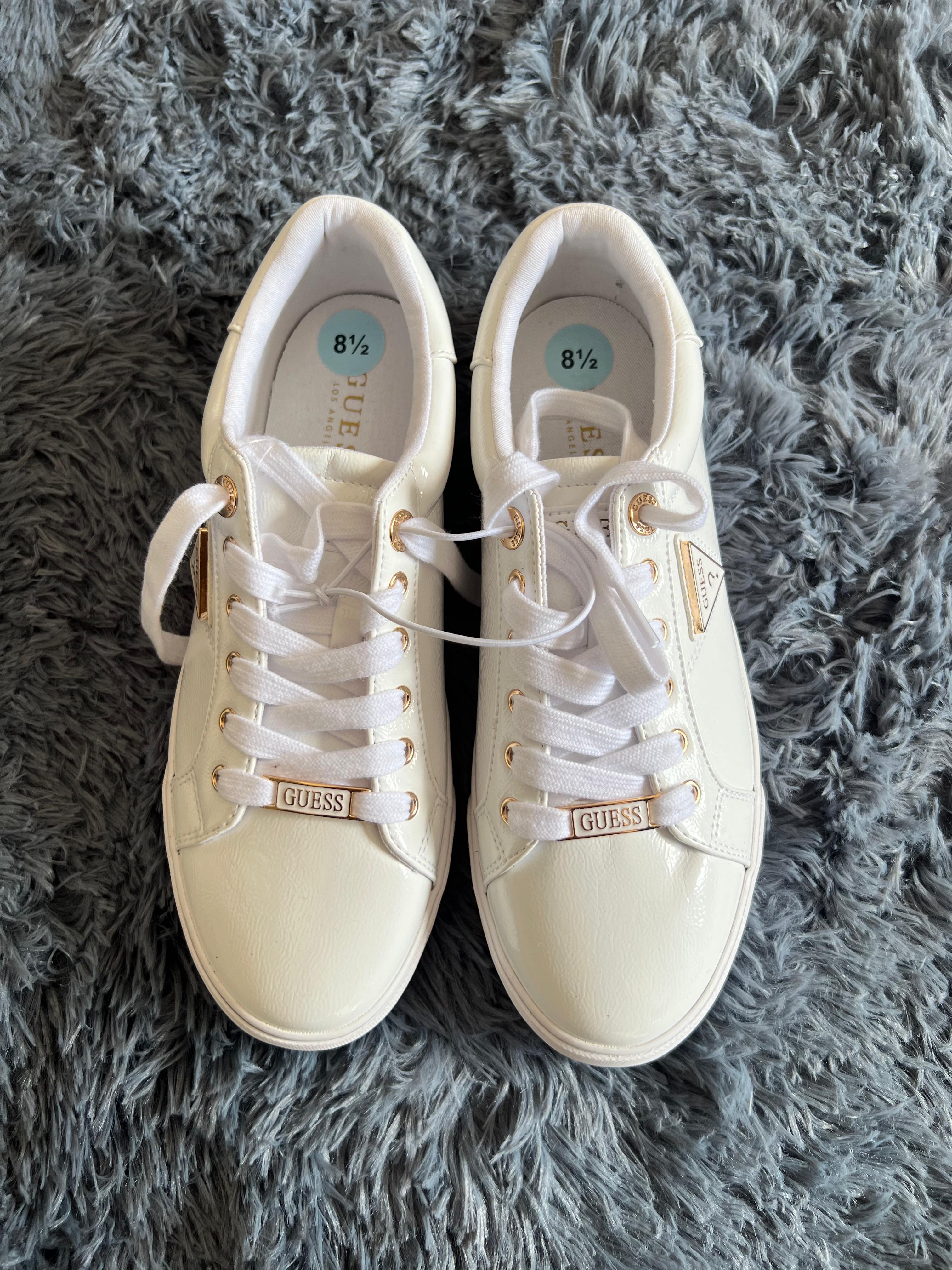 Tenis GUESS Blancos Mujer con Detalles Dorados – Casual Chic
