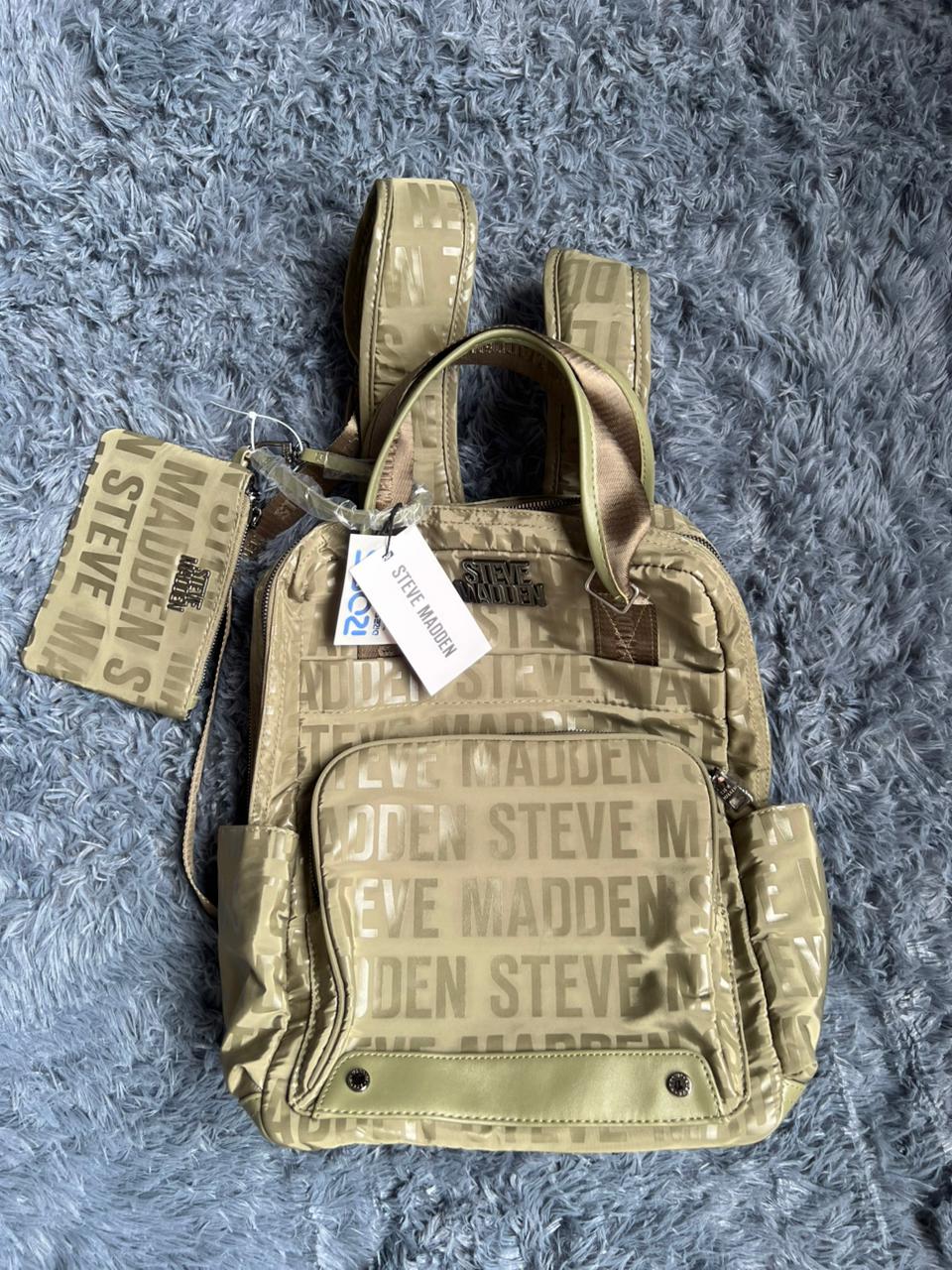 Mochila Steve Madden Original Verde Monograma Ligera con Monedero – Casual, Urbana y Funcional