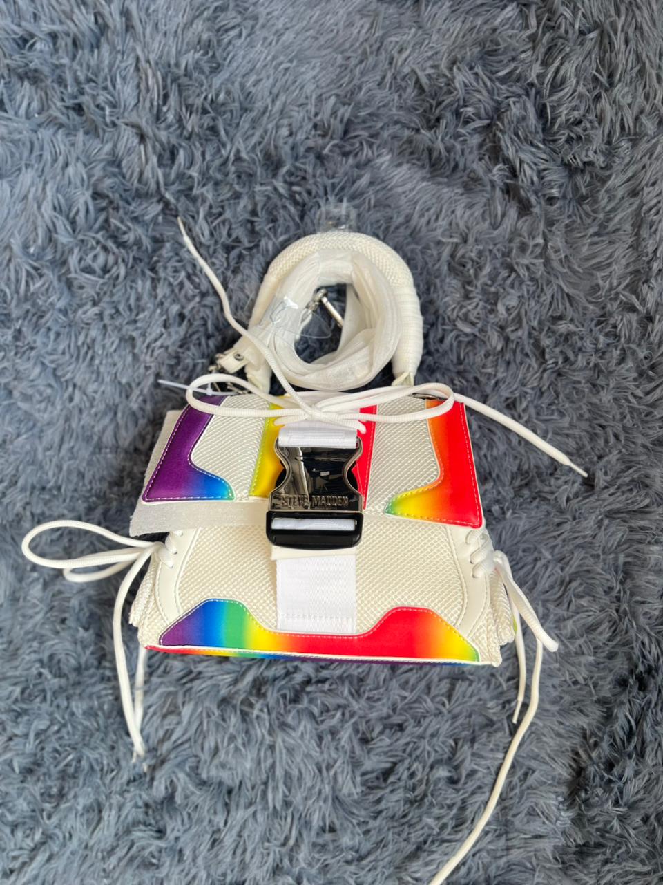 Bolsa Steve Madden Original Mini Handbag Blanca con Detalles Rainbow – Diseño Urbano Fashion