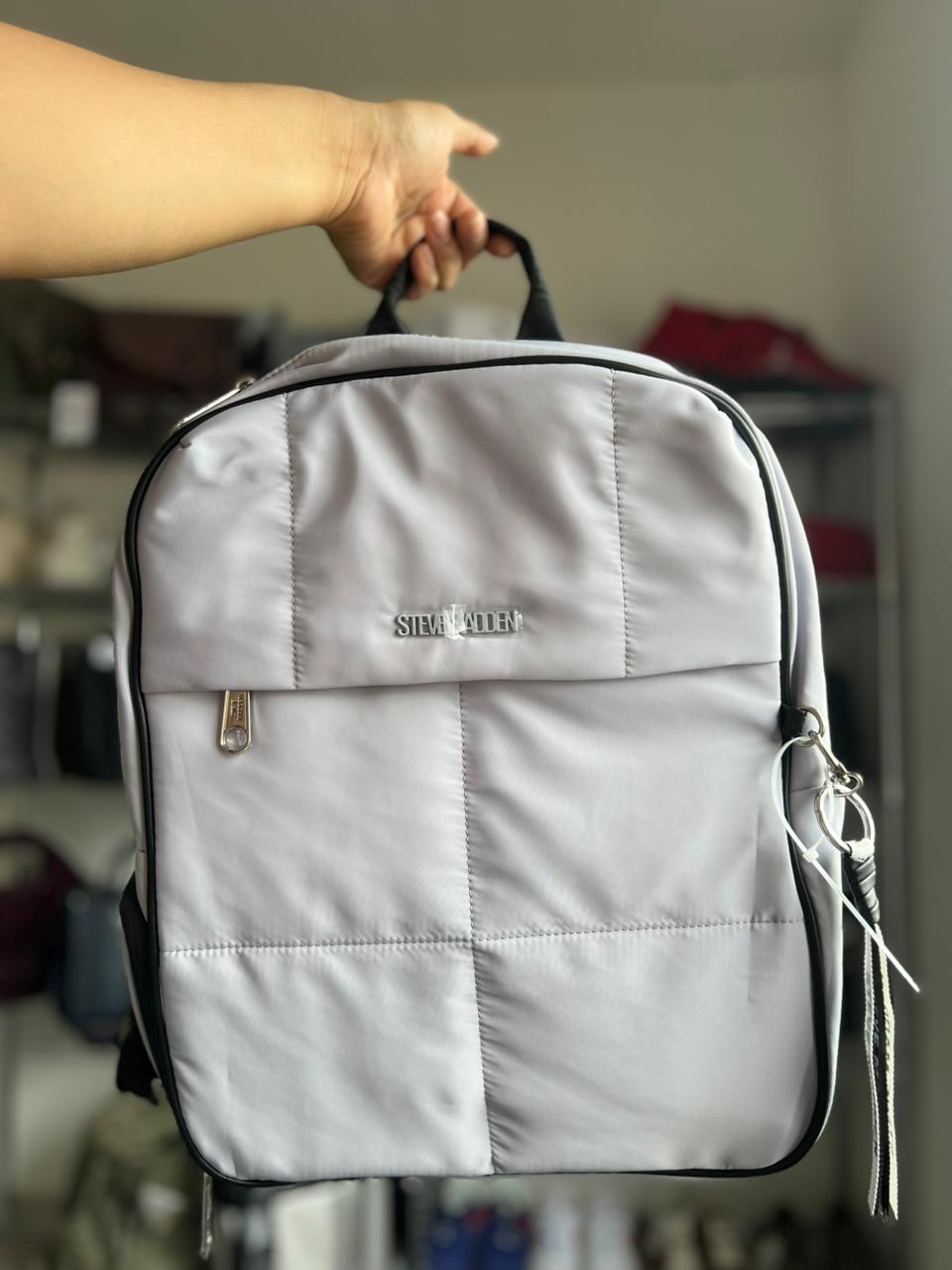 Mochila Steve Madden Original Gris Acolchada Tipo Puffer – Ligera, Moderna y Funcional