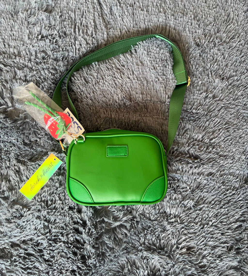 Bolsa Crossbody Verde Mini con Charm de Fresa – Compacta, Juvenil y Súper Trendy