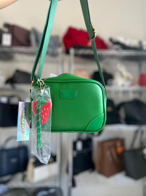 Bolsa Crossbody Verde Mini con Charm de Fresa – Compacta, Juvenil y Súper Trendy