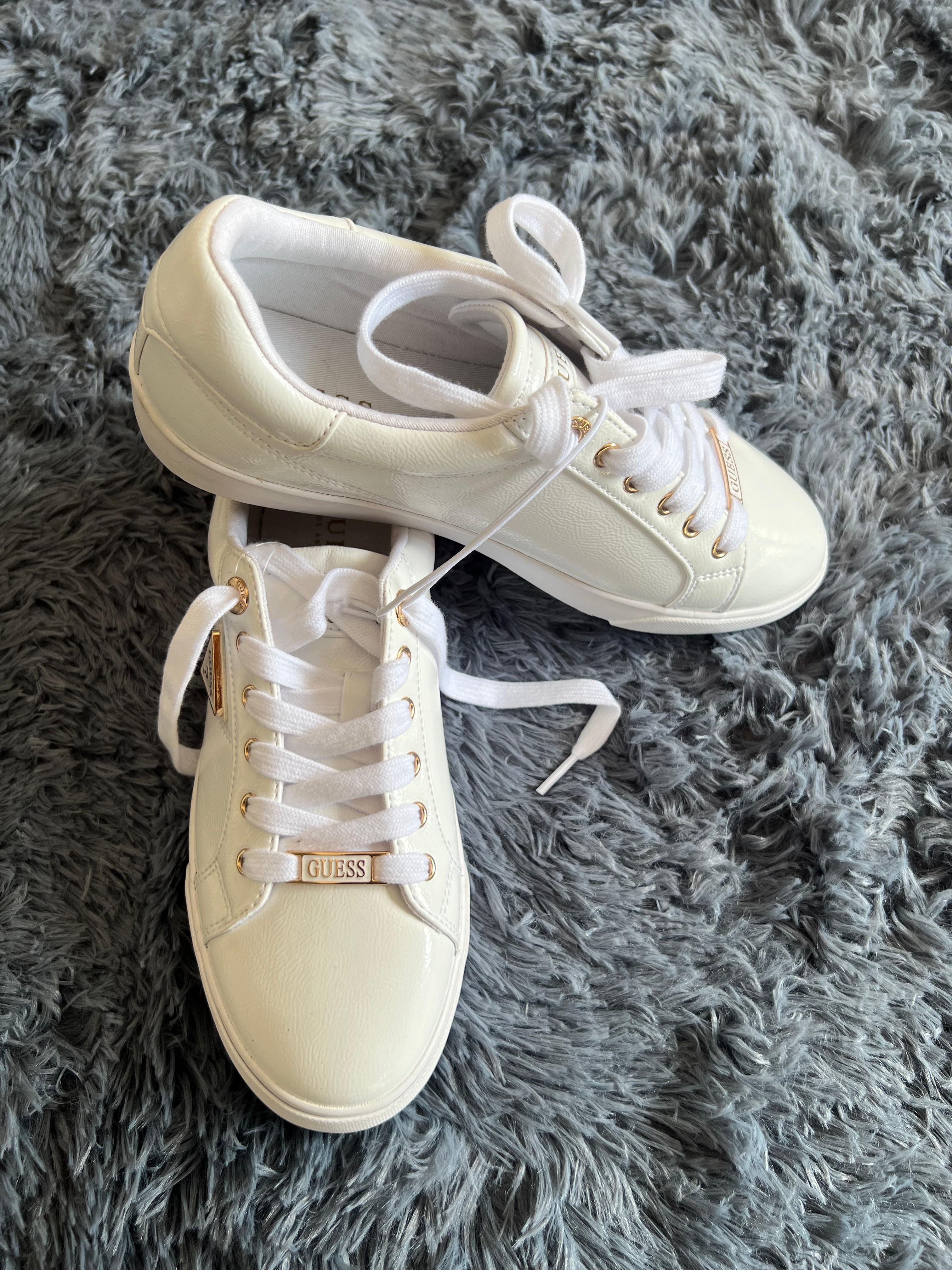Tenis GUESS Blancos Mujer con Detalles Dorados – Casual Chic