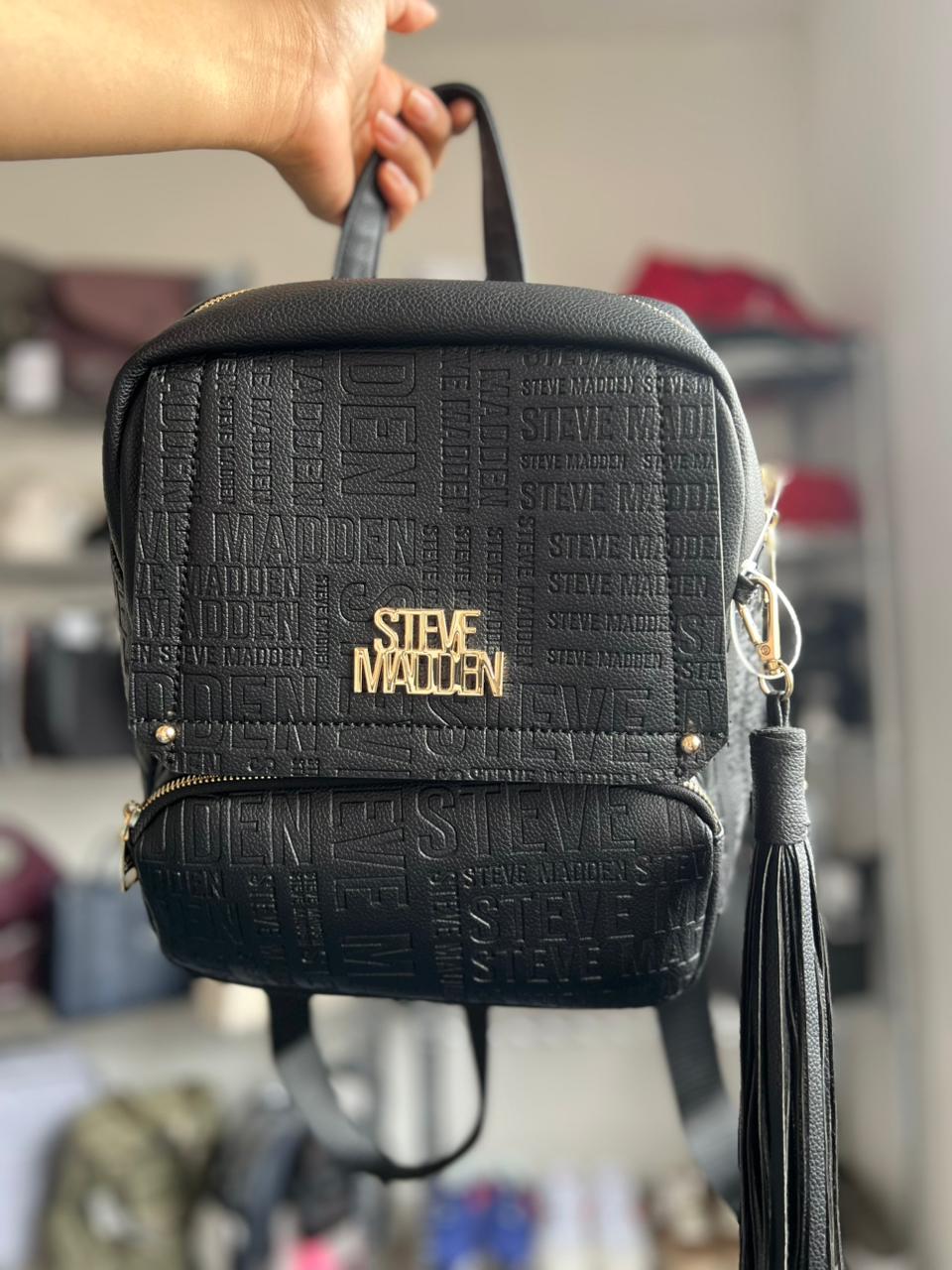 Mochila Steve Madden Original Negra Mini Backpack Monograma – Urbana, Compacta y Moderna