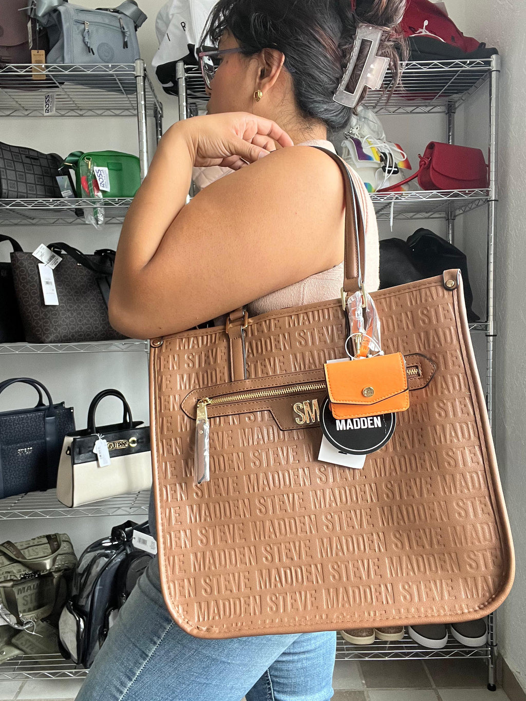 Bolsa Tote Café Logo Grabado Steve Madden SM – Elegante con Monedero