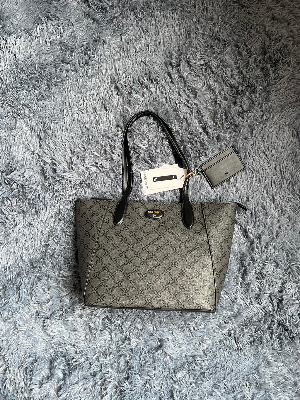 Bolsa Nine West Original Tote Gris Monograma con Tarjetero – Elegante y Ligera
