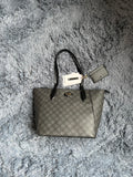 Bolsa Nine West Original Tote Gris Monograma con Tarjetero – Elegante y Ligera
