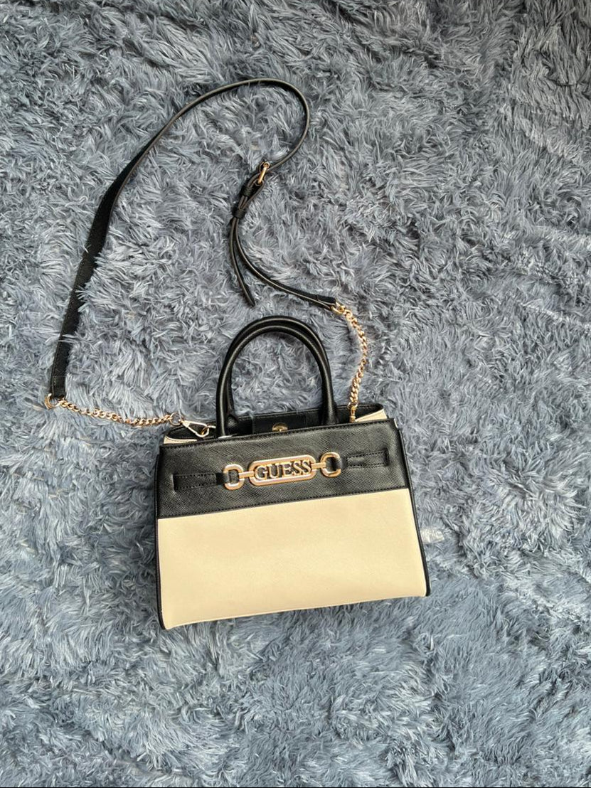 Bolsa GUESS Mini Satchel Negro/Beige con Cadena Dorada – Elegante y Compacta