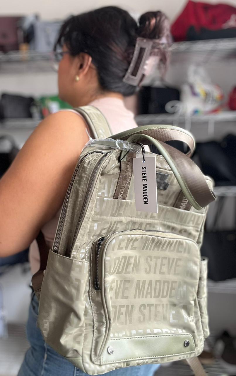 Mochila Steve Madden Original Verde Monograma Ligera con Monedero – Casual, Urbana y Funcional