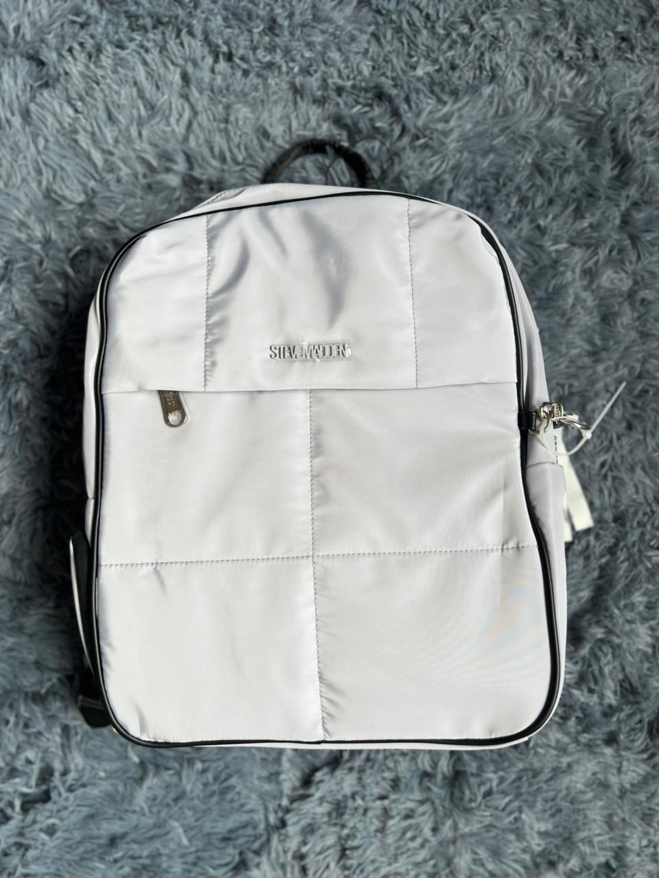 Mochila Steve Madden Original Gris Acolchada Tipo Puffer – Ligera, Moderna y Funcional