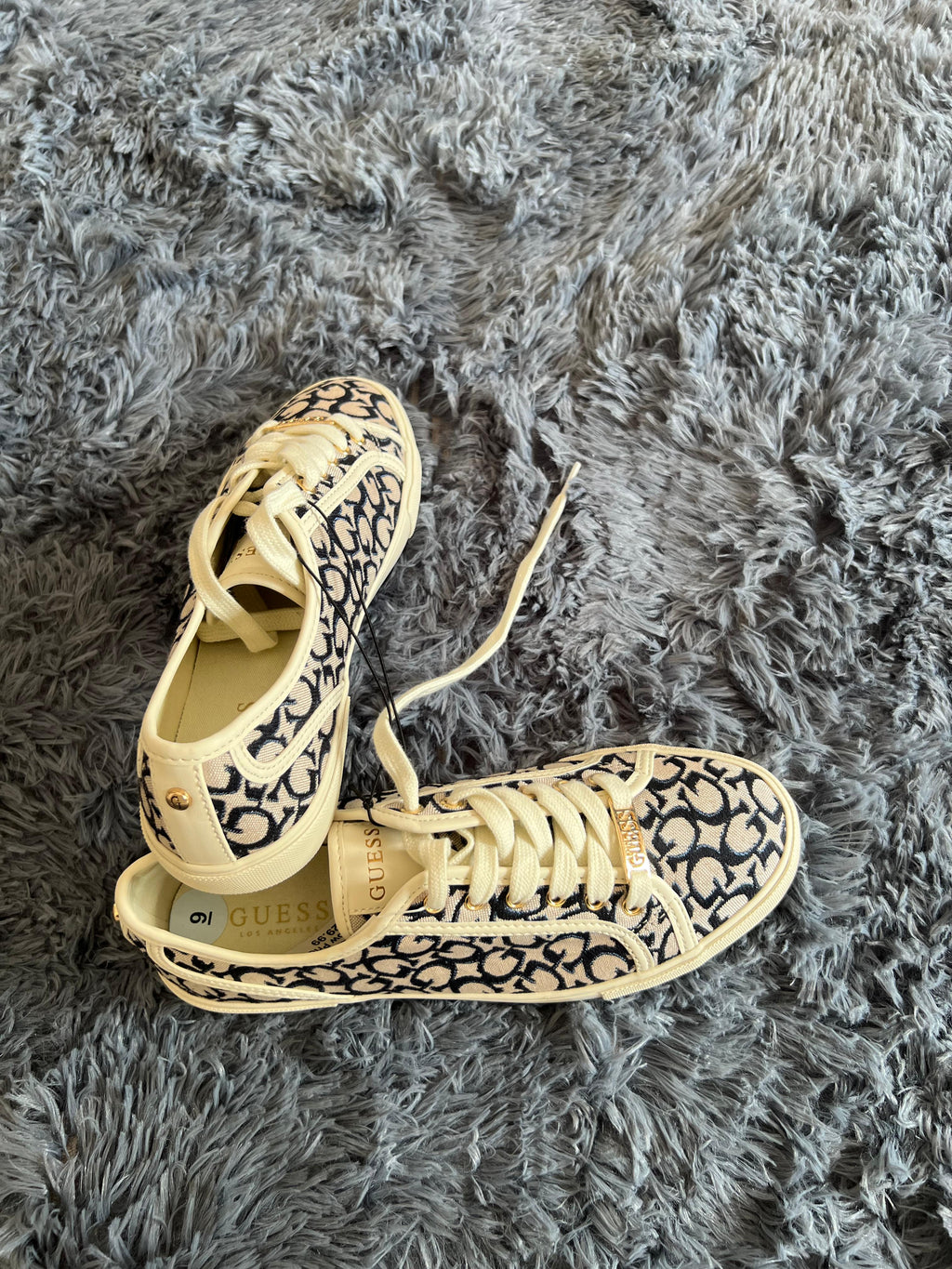 Tenis GUESS Monogram Luxe Beige & Gold