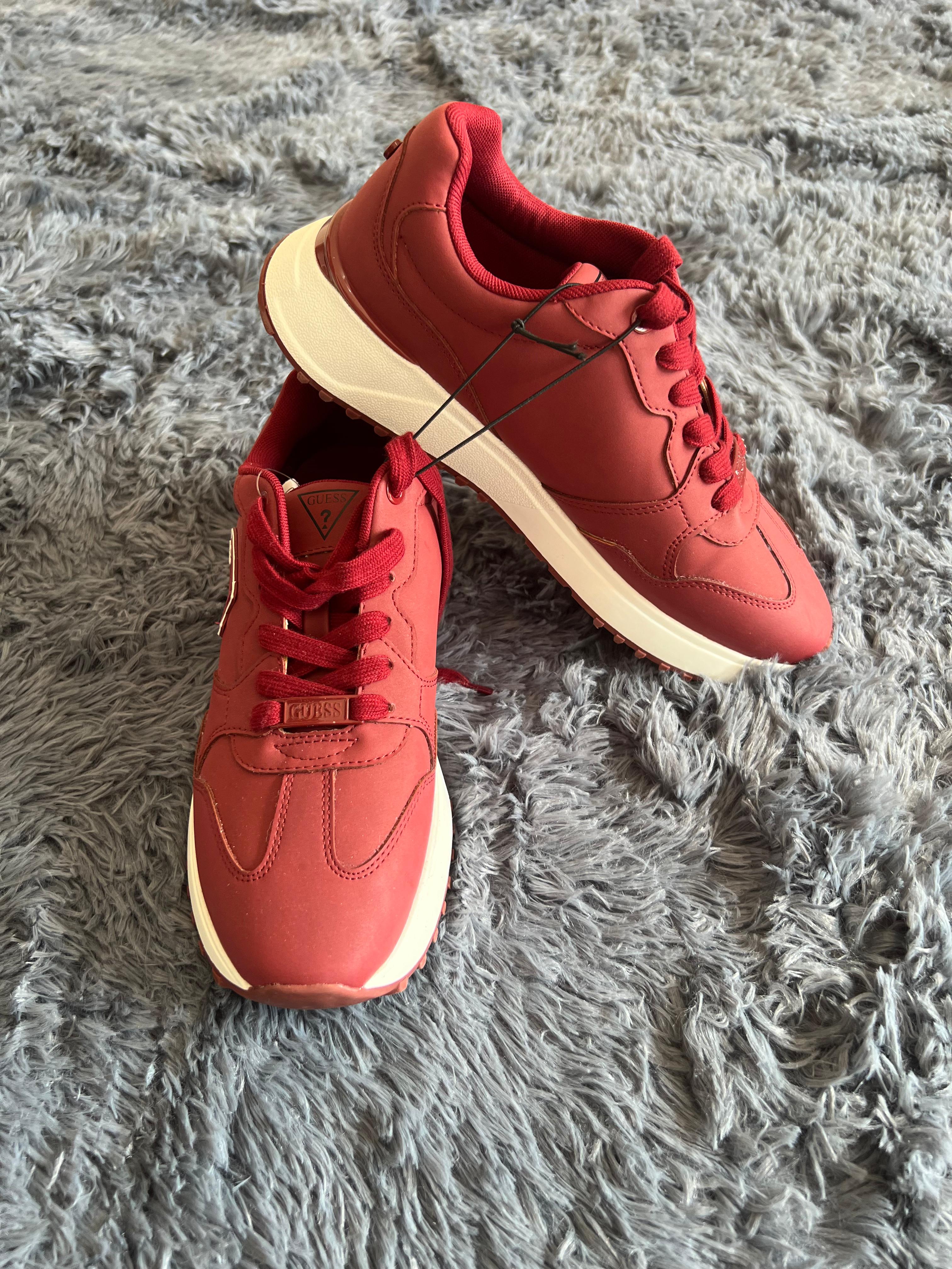 Tenis GUESS Urban Classic Red – Sneakers Premium Casual con Plataforma Beige