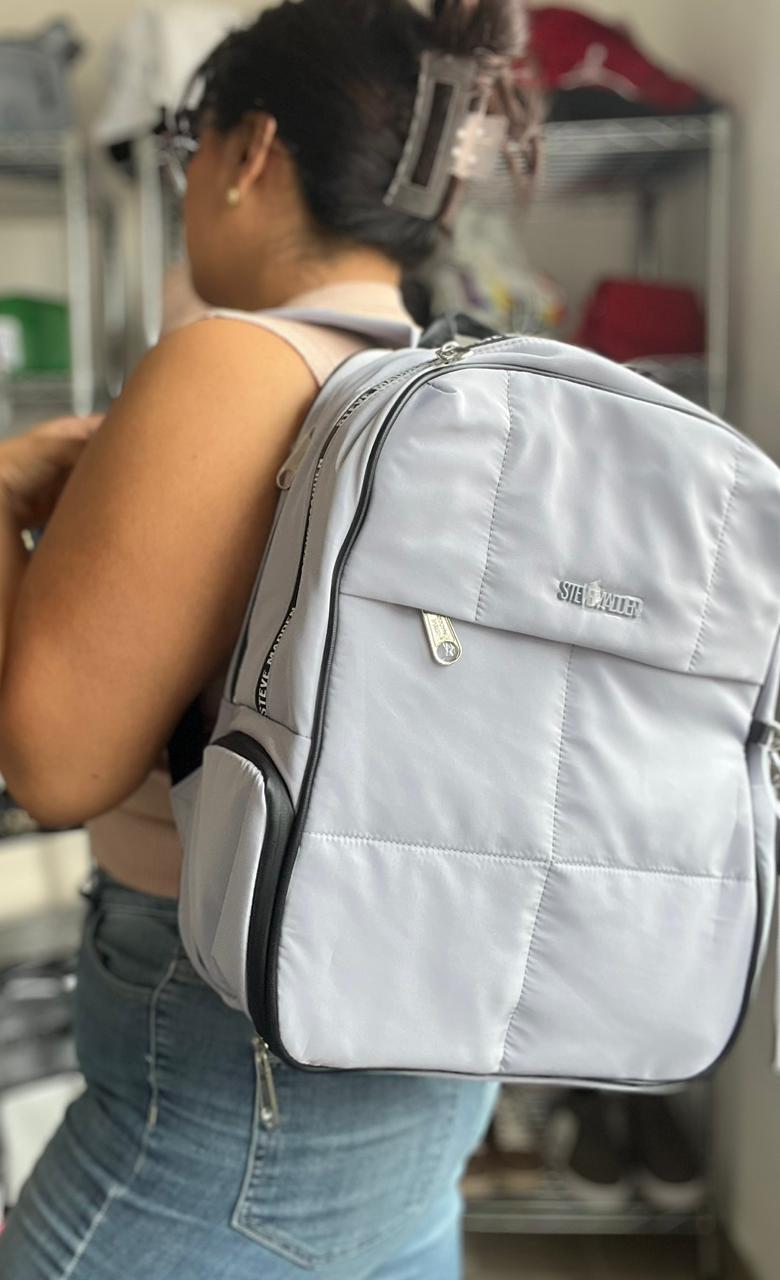 Mochila Steve Madden Original Gris Acolchada Tipo Puffer – Ligera, Moderna y Funcional