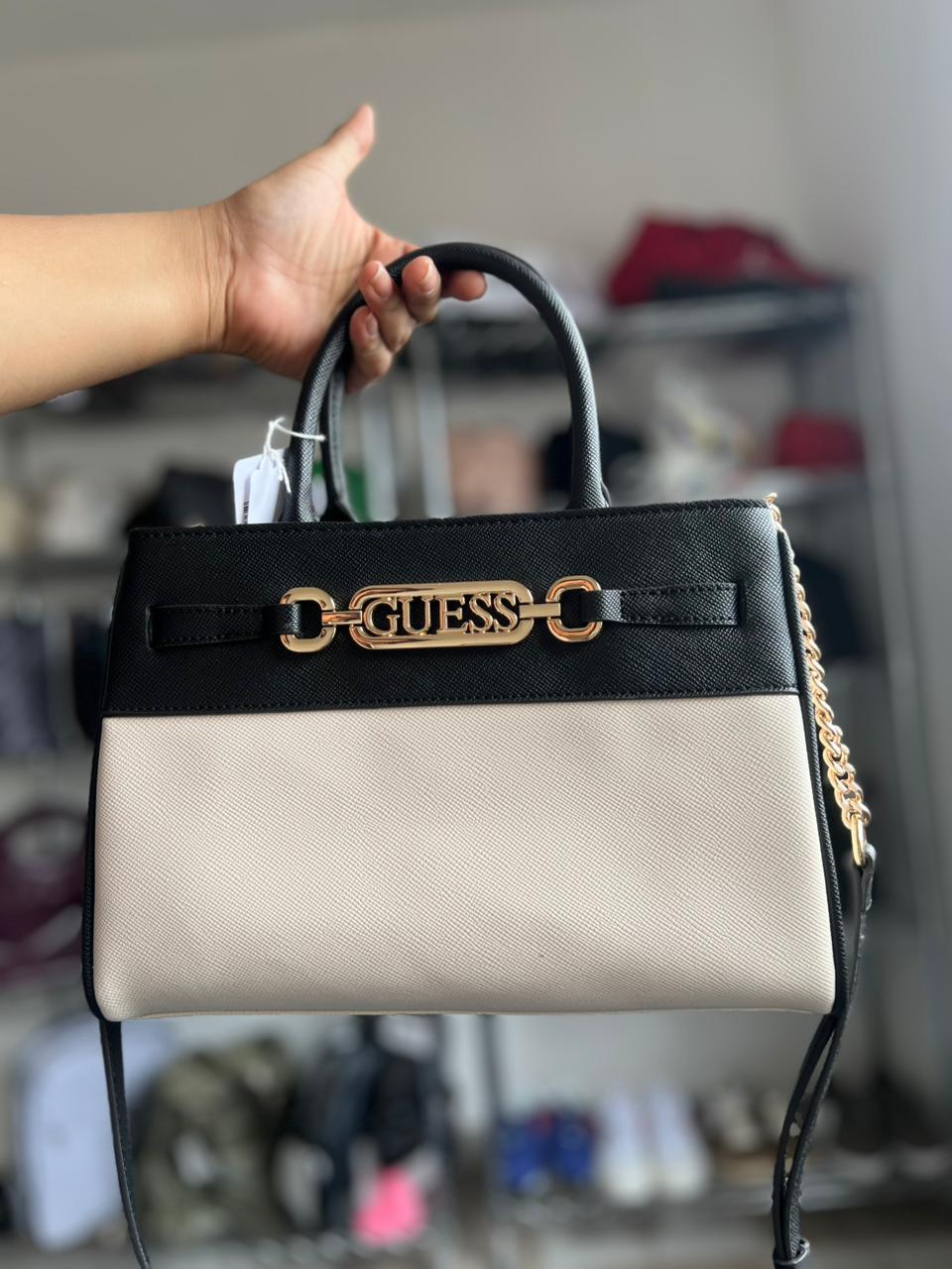 Bolsa GUESS Mini Satchel Negro/Beige con Cadena Dorada – Elegante y Compacta