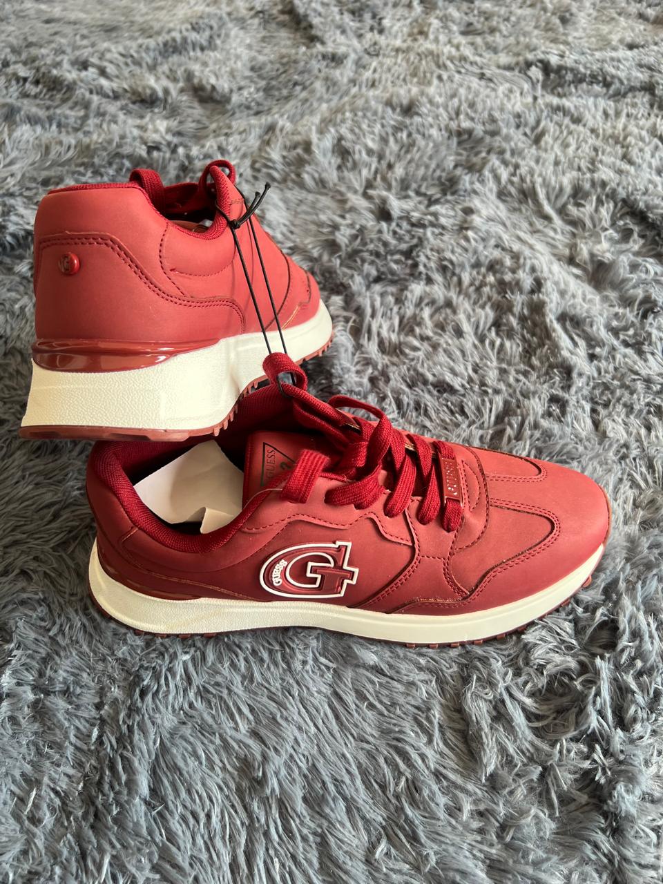 Tenis GUESS Urban Classic Red – Sneakers Premium Casual con Plataforma Beige