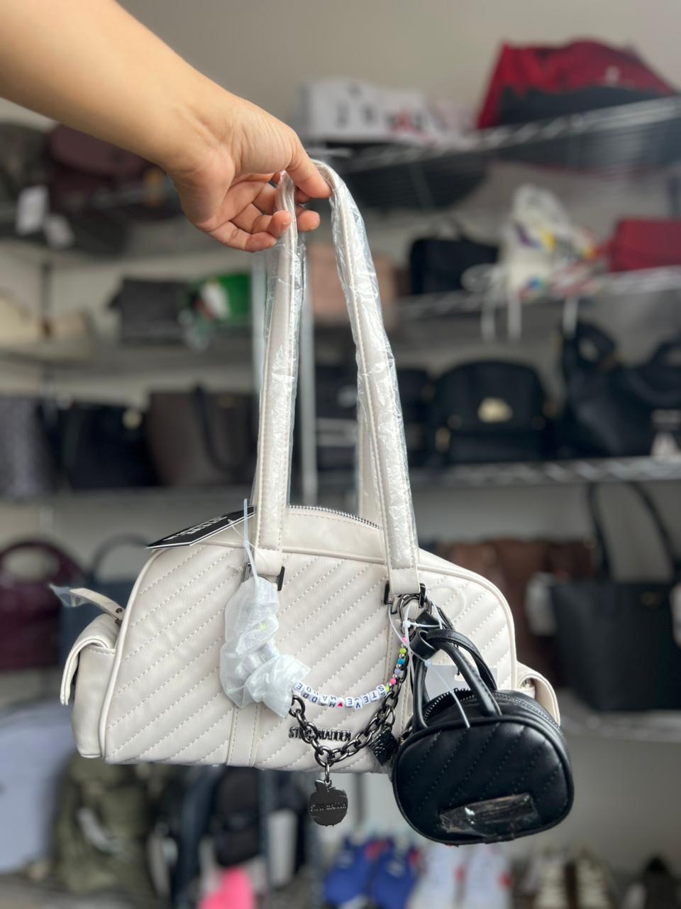 Bolsa Steve Madden Original Acolchada Beige con Charm y Monedero