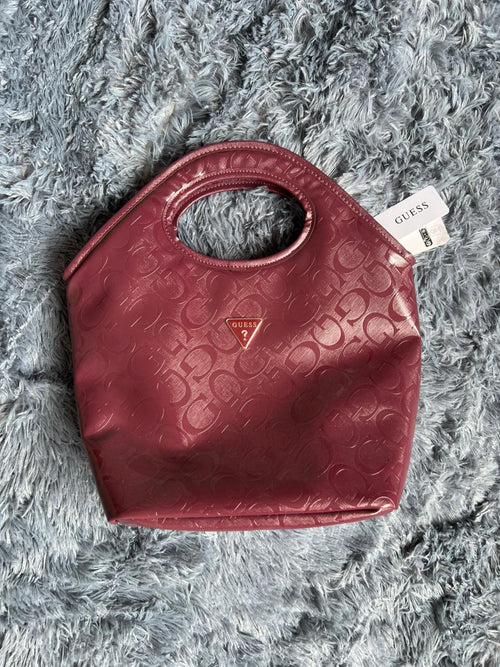 Bolsa Guess Vino Borgoña Monograma Brillante – Diseño Moderno Tipo Handbag