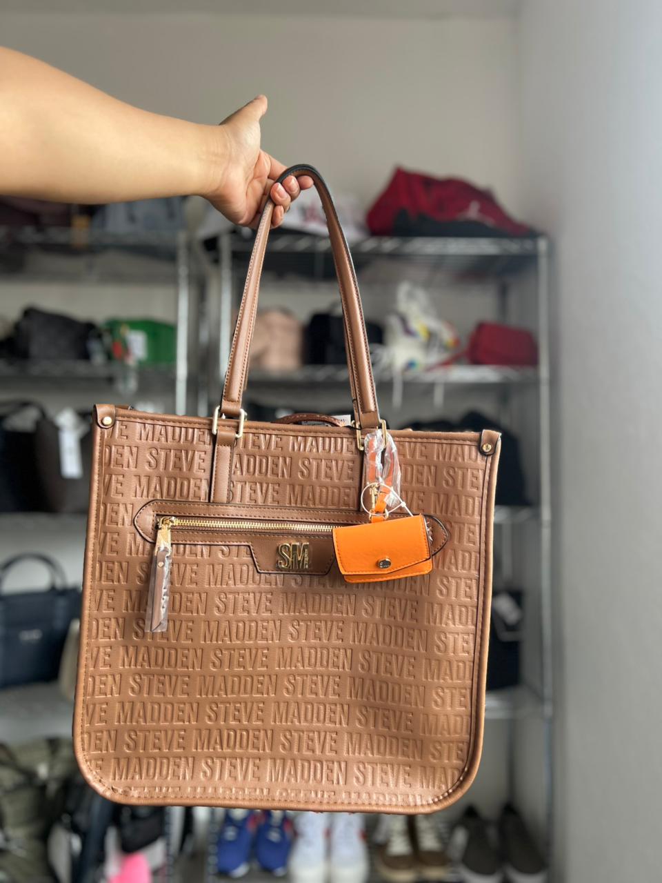 Bolsa Tote Café Logo Grabado Steve Madden SM – Elegante con Monedero