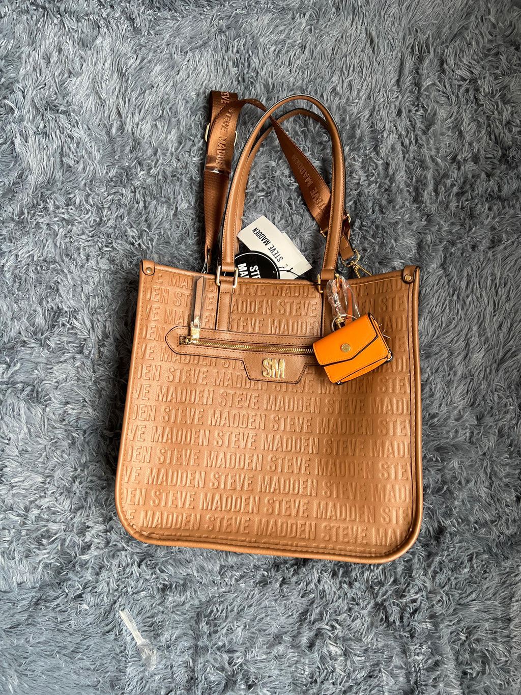 Bolsa Tote Café Logo Grabado Steve Madden SM – Elegante con Monedero